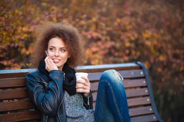 Vrouw aan de telefoon buiten — Stockfoto