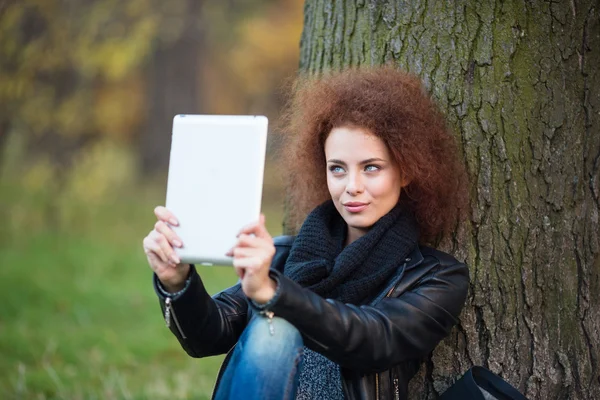 Beautiful woman making selfie photo — Stock Photo, Image