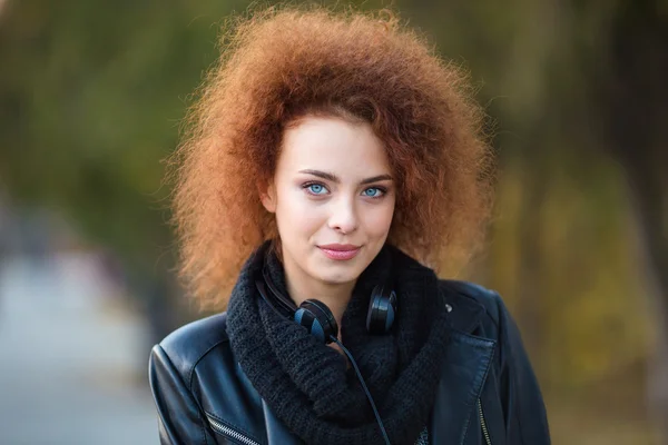 Женщина с вьющимися волосами на улице — стоковое фото