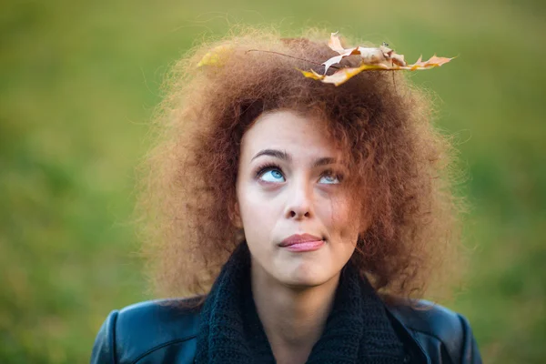 Zoek op vrouw laat in haar krullend haar — Stockfoto