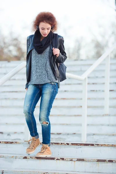 Frau mit lockigem Haar geht Treppe hinunter — Stockfoto