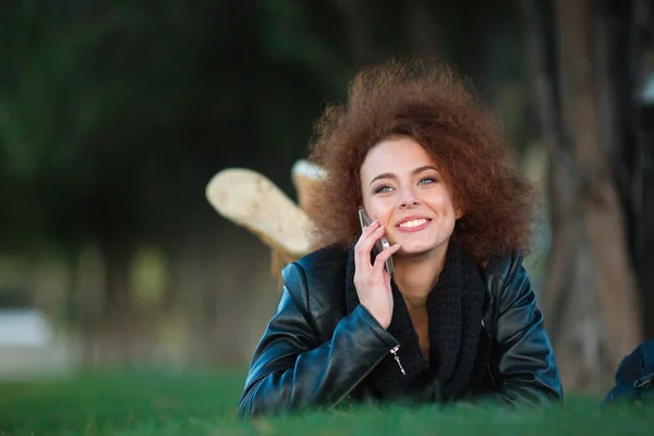 Mujer feliz hablando por teléfono al aire libre —  Fotos de Stock