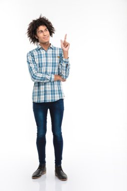 Kıvırcık saçlı parmak işaret düşünceli adam