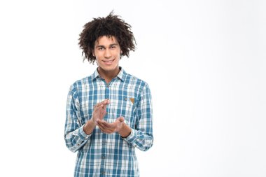 Mutlu afro Amerikalı adam ellerini alkışlar