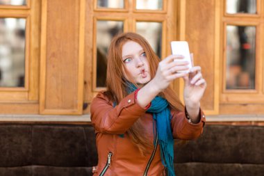 Komik surat ve kendini fotoğrafını çekmek kız eğlenceli 