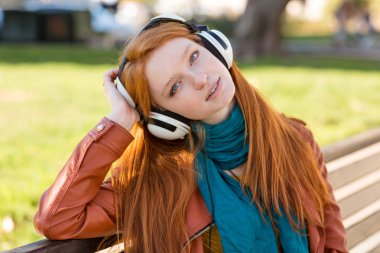 Genç Bayan kulaklık müzik keyfi büyüleyici rahat 