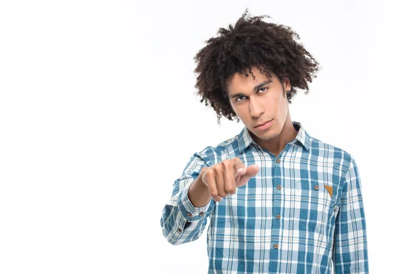 Hombre afroamericano con el pelo rizado apuntando con el dedo a la cámara — Foto de Stock