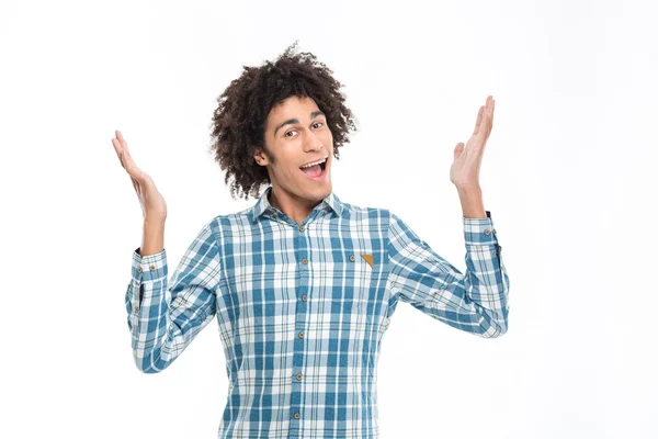 Homem afro-americano alegre com cabelo encaracolado — Fotografia de Stock