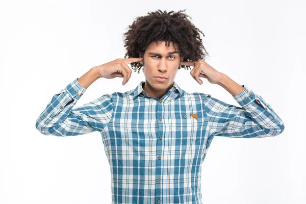 Homem sério a tapar os ouvidos — Fotografia de Stock