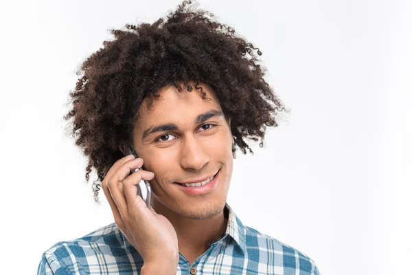 Afroamerikanischer Mann mit lockigem Haar telefoniert — Stockfoto