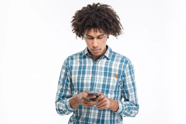 Joven afroamericano usando smartphone — Foto de Stock