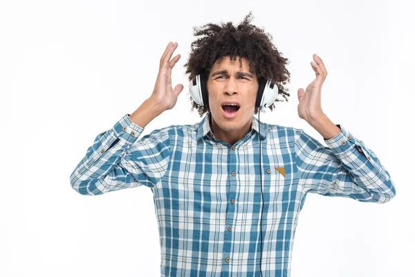 Homem afro-americano chocado em headphoes ouvir música — Fotografia de Stock