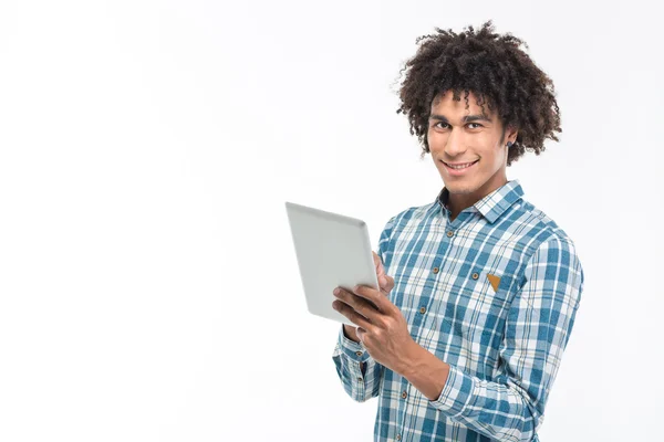 Sorrindo afro-americano homem usando tablet computador — Fotografia de Stock