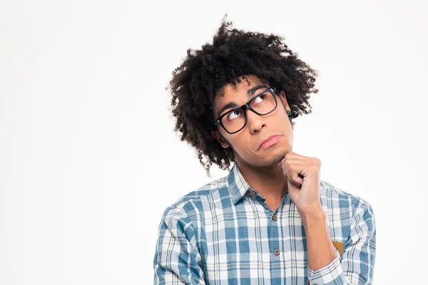 Pensive afro américain homme dans des lunettes levant les yeux — Photo