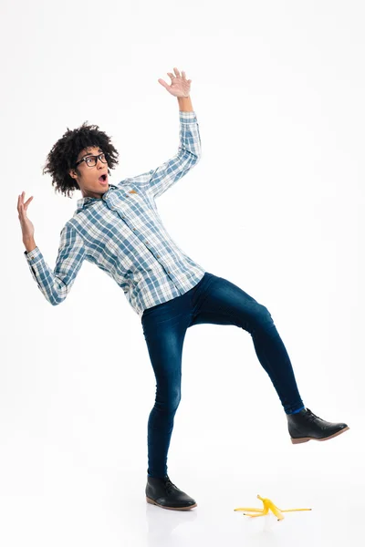 Afro americano uomo scivolando su banana pelle — Foto Stock