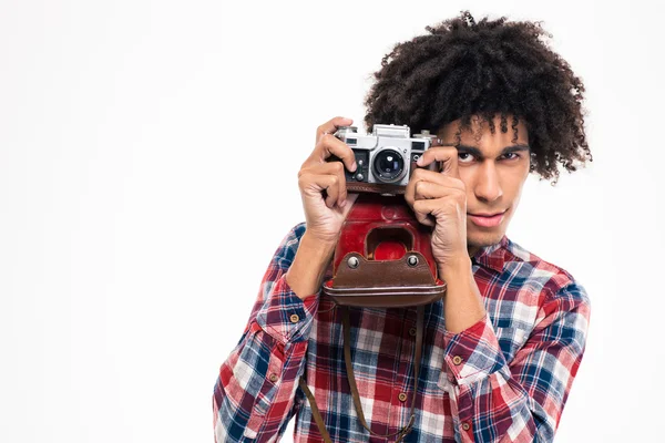 Afro americano homem fazendo foto na câmera retro — Fotografia de Stock