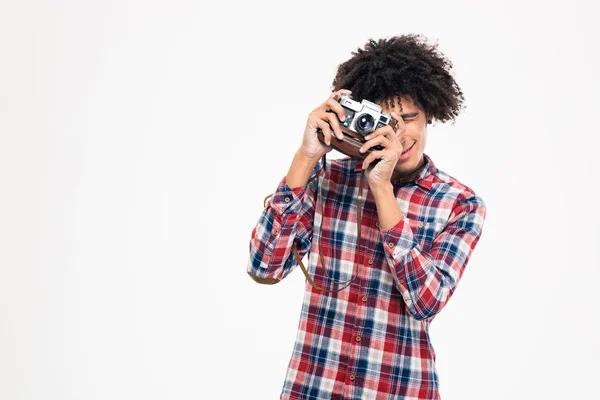 Afro americano homem fazendo foto na câmera retro — Fotografia de Stock