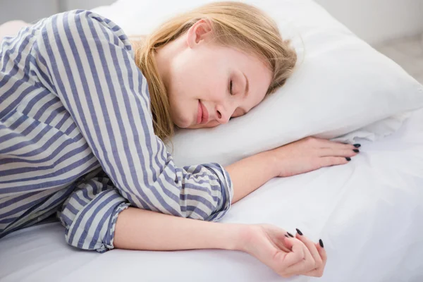 Mujer bonita durmiendo en su cama en la almohada —  Fotos de Stock