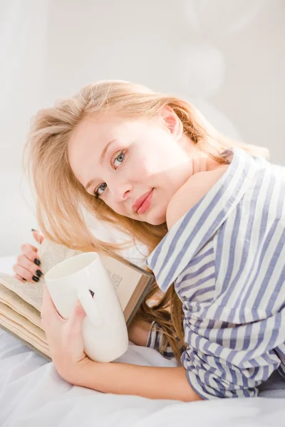 Retrato de mujer rubia leyendo libro y bebiendo té —  Fotos de Stock