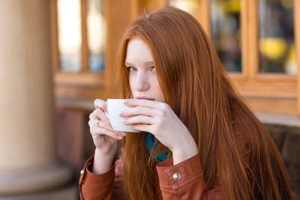 Mädchen trinkt Kaffee in Outdoor-Café — Stockfoto