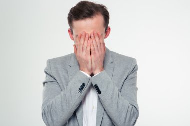 Avuç içi ile yüzünü kaplayan işadamı vurguladı