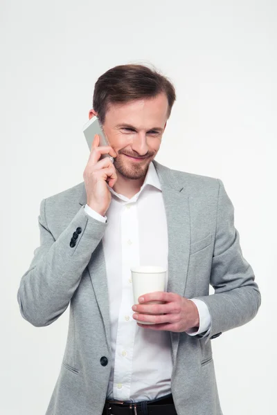 Homme d'affaires tenant tasse avec café et parler au téléphone — Photo