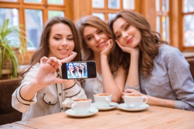 Kadınlar smartphone restoranda selfie fotoğraf yapma