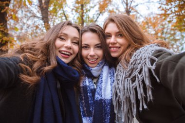 Üç kız kamerada selfie fotoğraf yapma