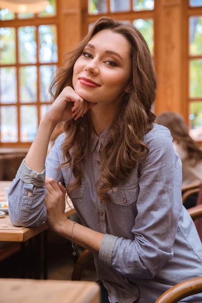 Mulher bonita sentada no café — Fotografia de Stock