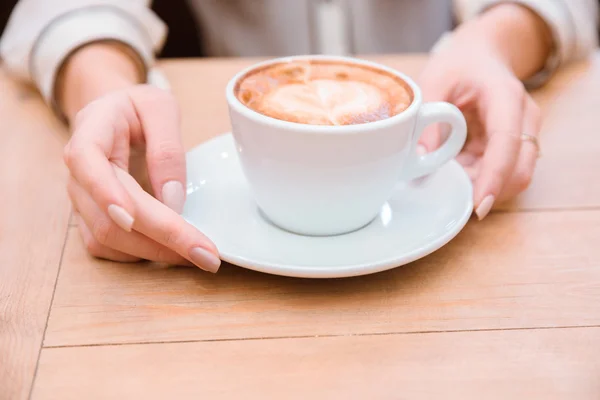 Mãos femininas segurando café — Fotografia de Stock