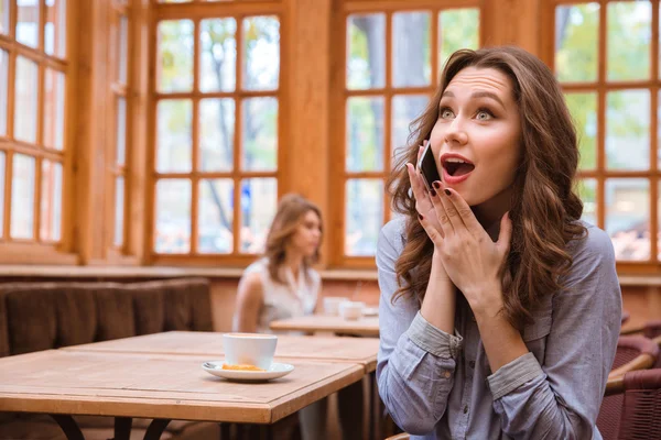 Mujer alegre hablando por teléfono en la cafetería — Foto de Stock