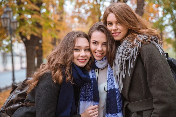 Три женщины смотрят в камеру на улице — стоковое фото