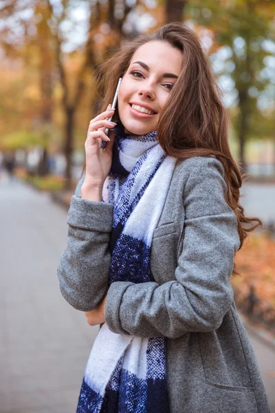 Femme parlant au téléphone à l'extérieur — Photo