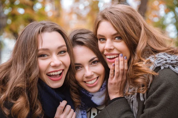 Girlfriends looking at camera outdoors — Stock Photo, Image