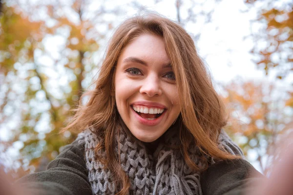 Vrouw maken selfie foto in herfst park — Stockfoto