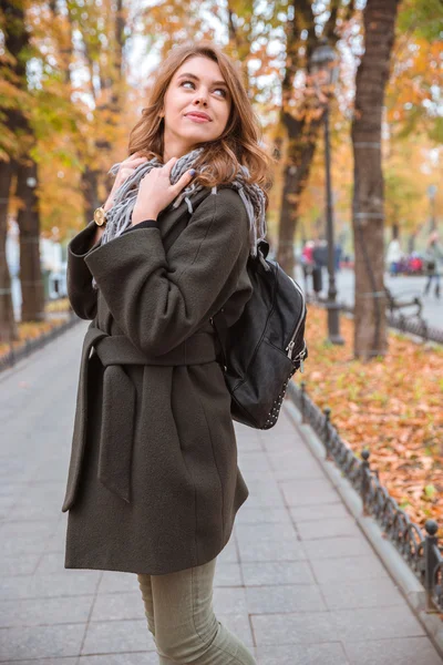 Frau schaut beim Herbstpark weg — Stockfoto