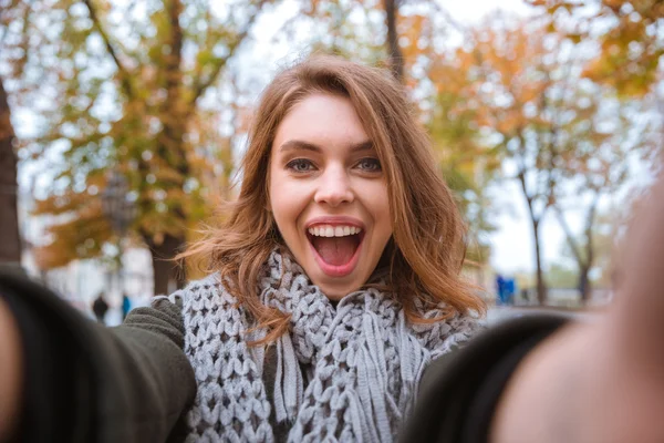 Žena, takže selfie fotografie v podzimním parku — Stock fotografie