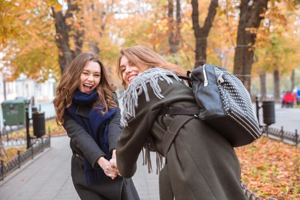 Deux copines s'amusent dans le parc d'automne — Photo