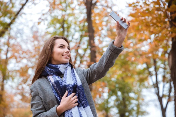 여자가을 공원에 selfie 사진 만들기 — 스톡 사진