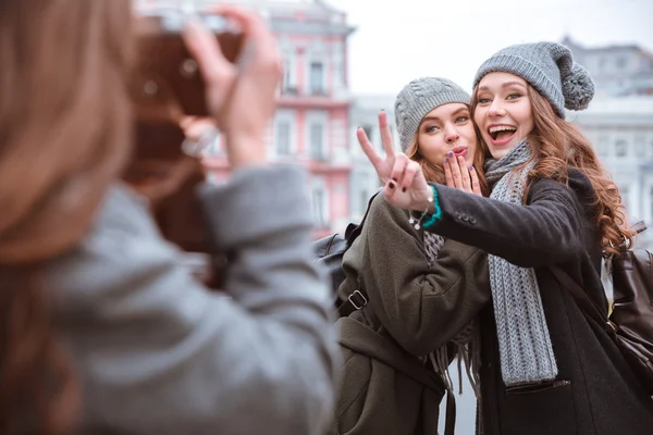Women doing photo together outdoors — Stock Photo, Image