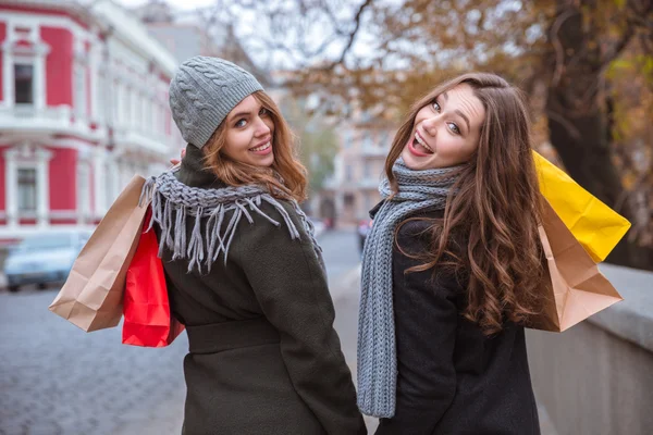 Duas mulheres andando com sacos de compras ao ar livre — Fotografia de Stock