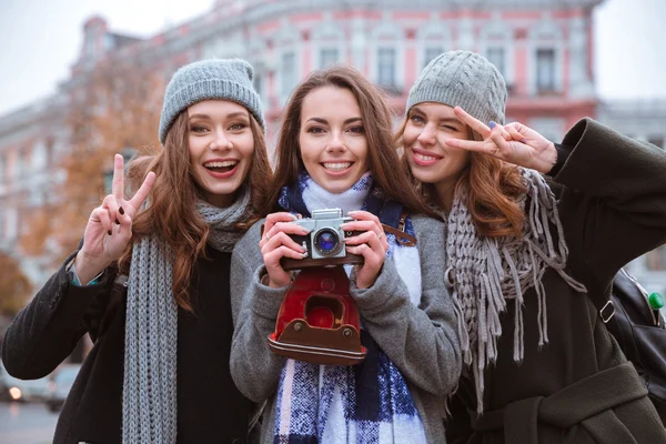 Freundinnen stehen mit Fotokamera im Freien — Stockfoto