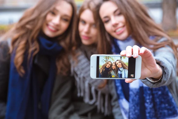 Sorridente fidanzate fare selfie foto — Foto Stock