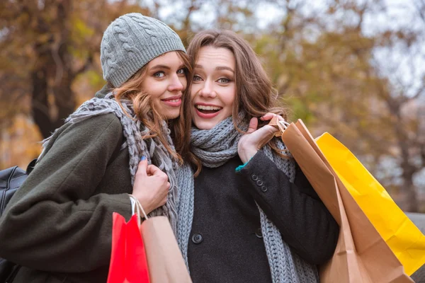 Dos mujeres sosteniendo bolsas de compras al aire libre — Foto de Stock