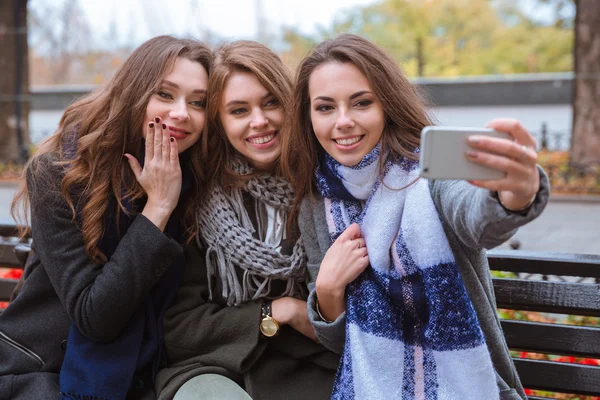 Drei Freundinnen machen Foto auf dem Smartphone — Stockfoto