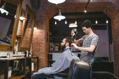 Genç Kuaför blowdryer adamın saç kurutma 