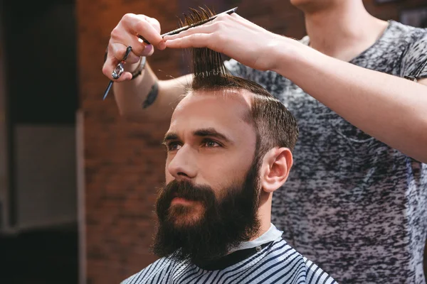 Schöner bärtiger Mann mit Haarschnitt mit Kamm und Schere — Stockfoto