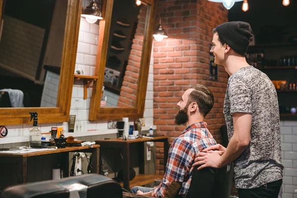 Ler frisör och plesed man klienten ser i spegeln — Stockfoto