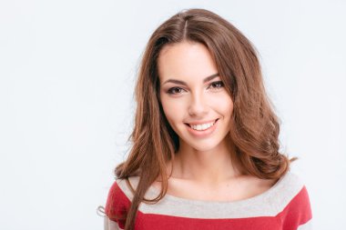 Kameraya bakarak mutlu güzel kadın 