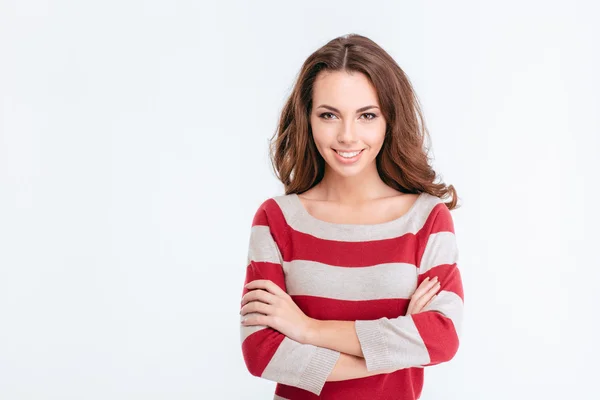 Lachende vrouw met armen gevouwen camera kijken — Stockfoto